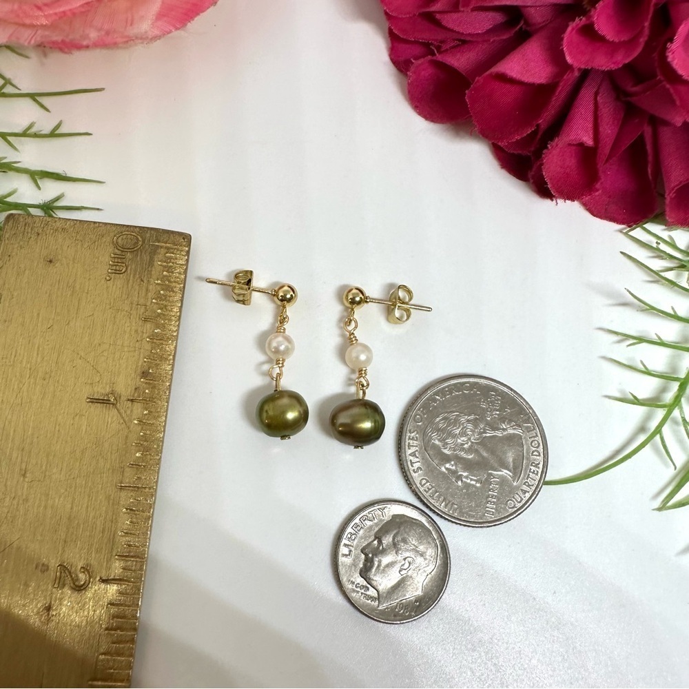 NEW⚜️ Olive Freshwater Pearl Dangly Earrings - Picture 3 of 4